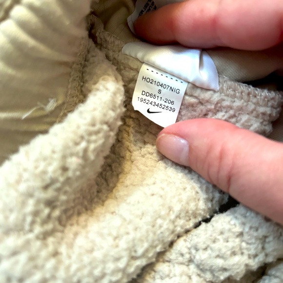 Comfy and warm Nike Therma-fit joggers, size small. - Picture 11 of 13